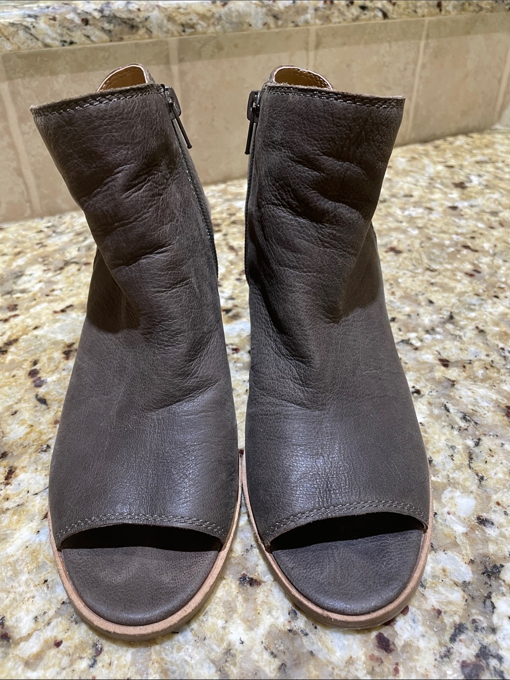 Lucky Brand Brown Leather open toe Heeled Sandals Size 7.5 - Picture 3 of 8